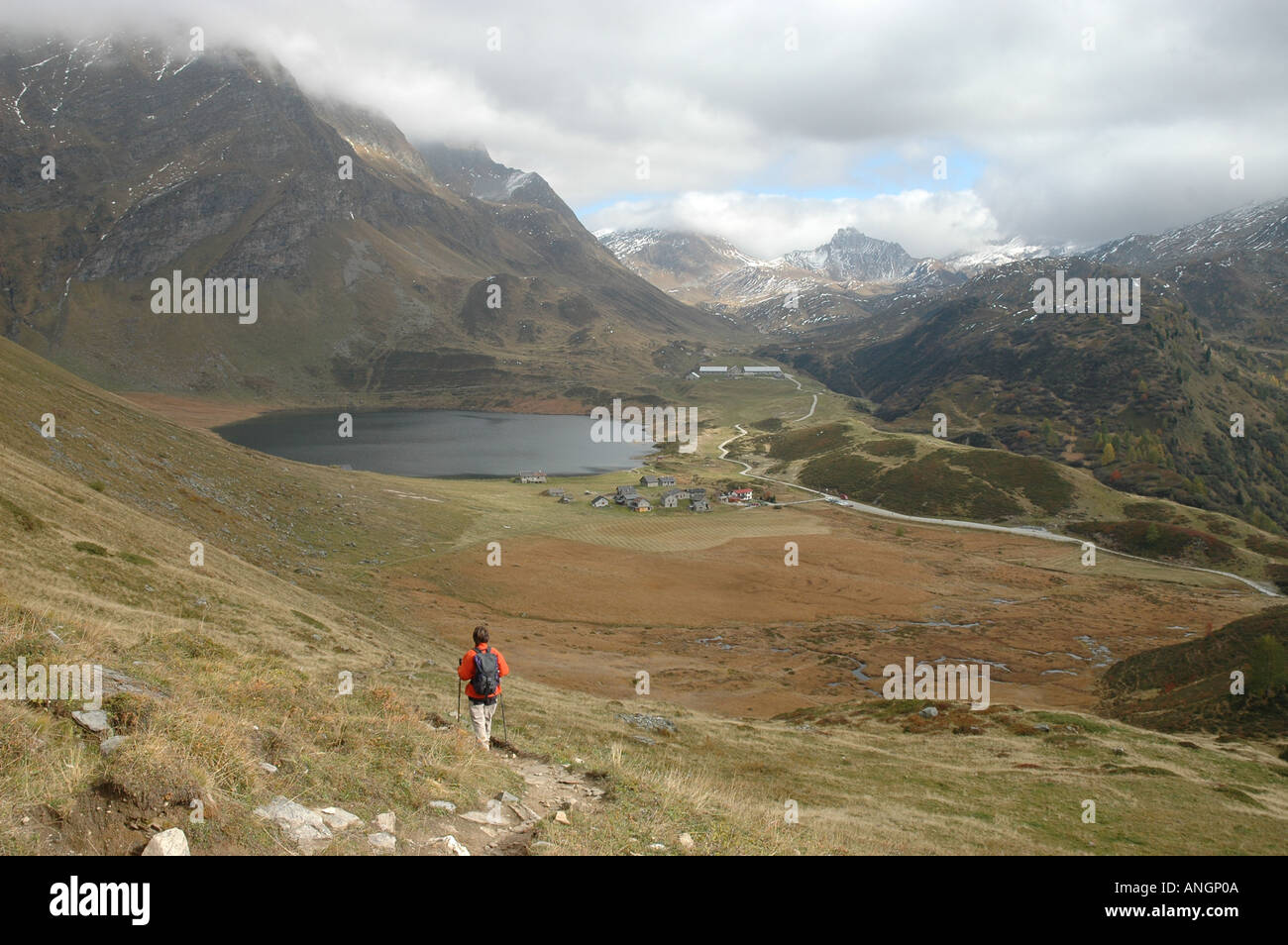 Wanderer am Cadagno di Fuori Lago Cadagno Alpe di Piora Piz Corandori im Nebel Ritomsee Herbst Kanton Tessin Tessiner Alpen Schweiz Stockfoto