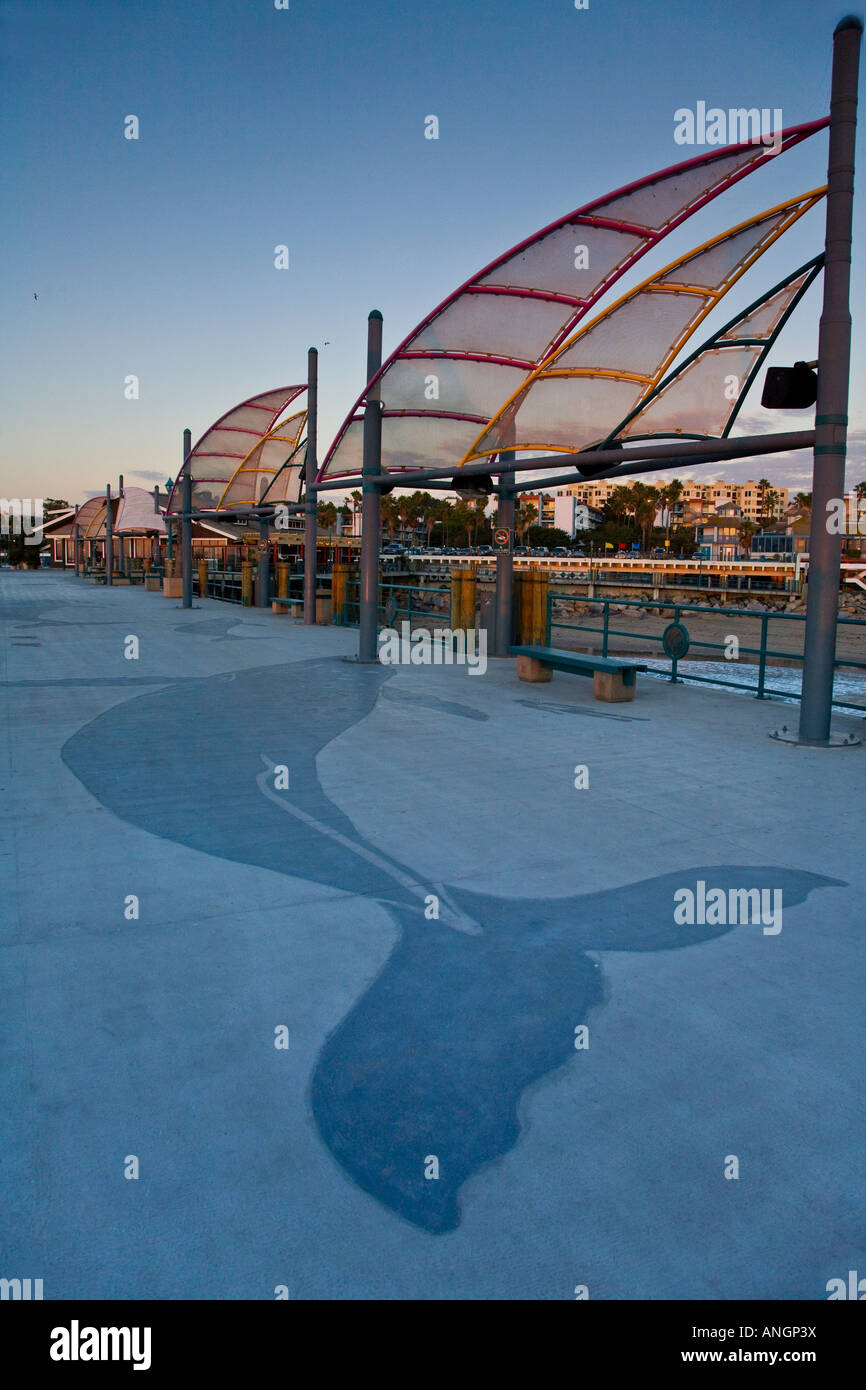 Wal-Design auf Bürgersteig von Redondo Beach King Harbor Los Angeles County California Oktober Stockfoto