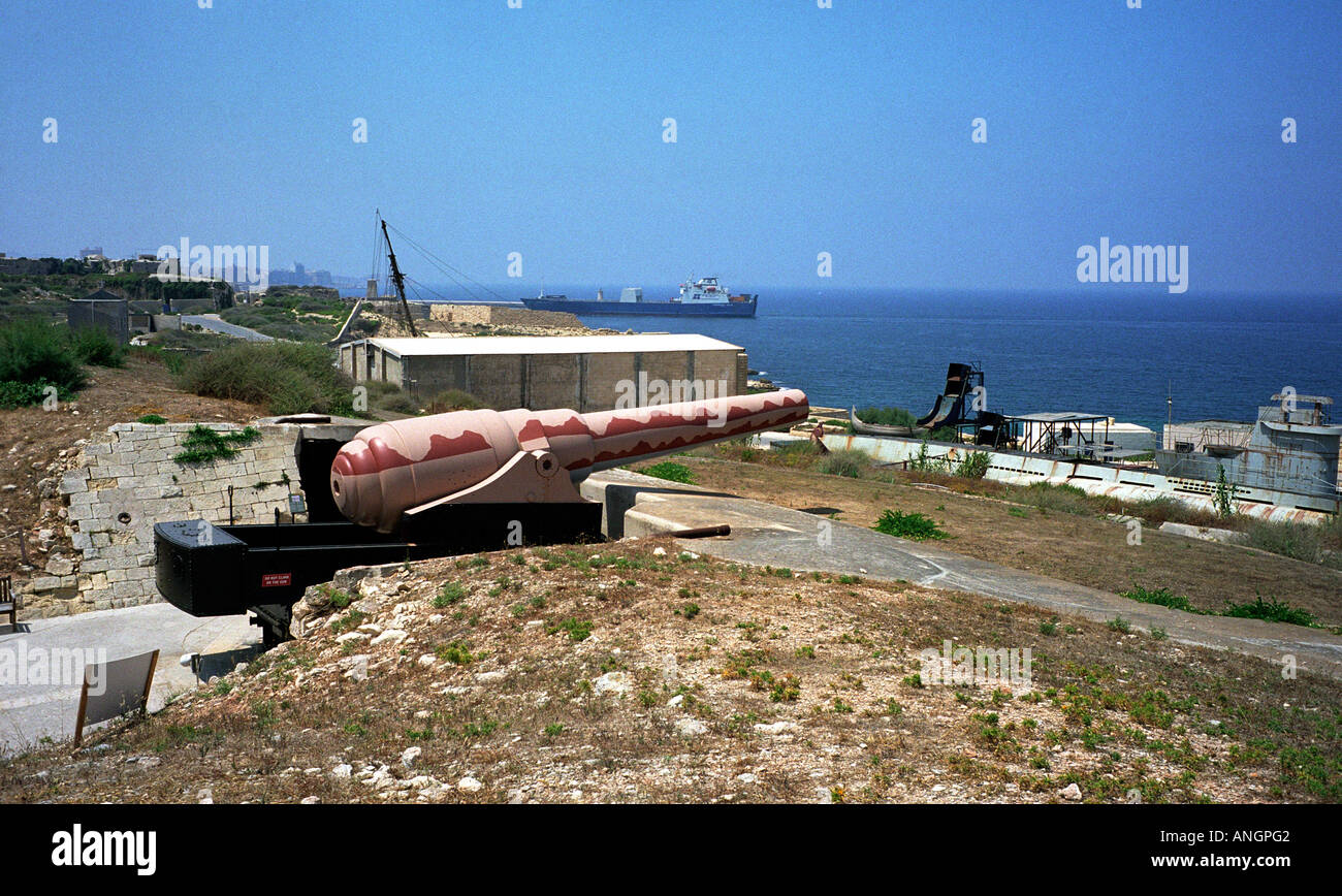 MALTA FORT RINELLA DER ARMSTRONG 100-TONNEN-KANONE UND MUSCHELN 2006 Stockfoto