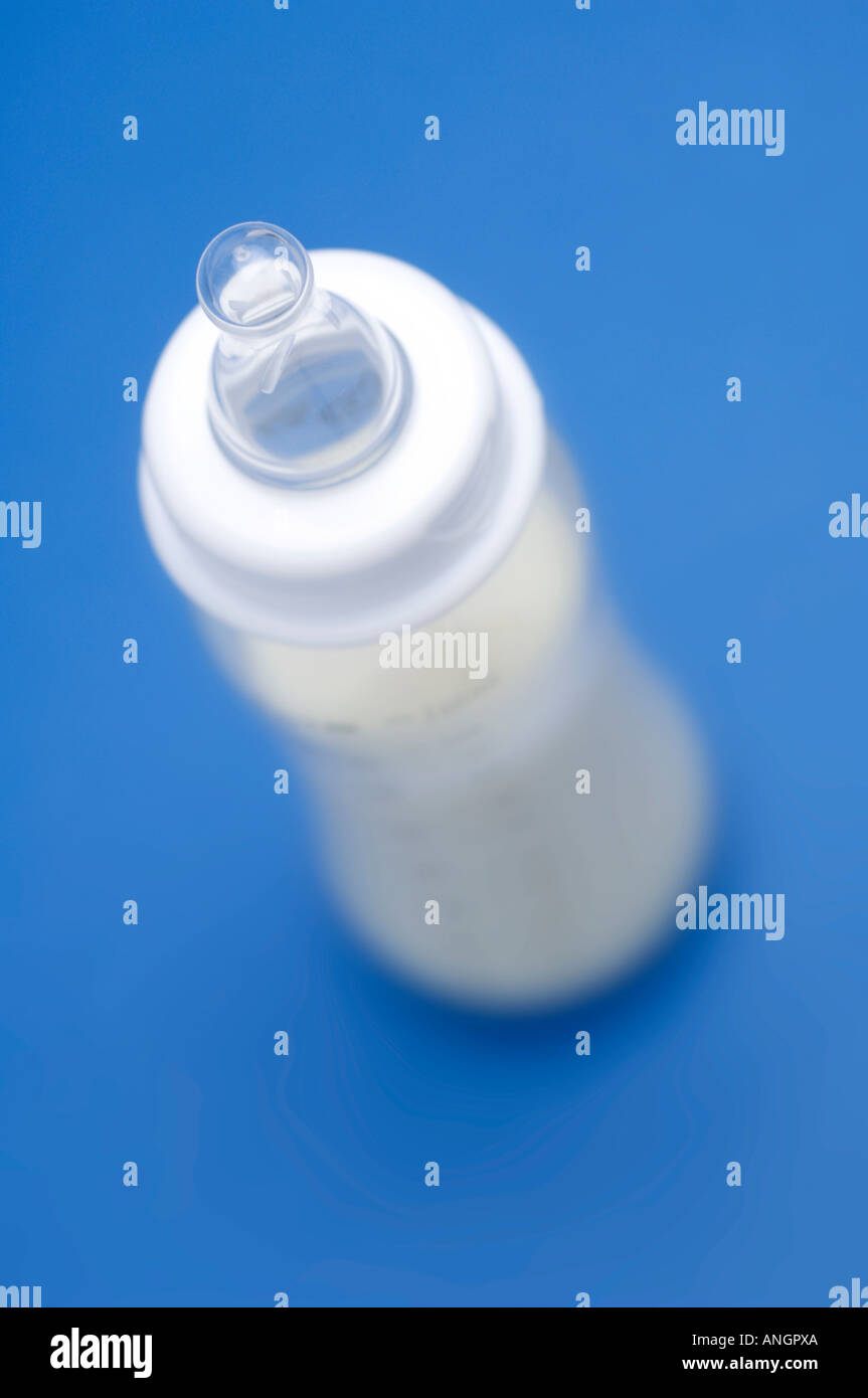 Fläschchen mit Milch gefüllt Stockfoto