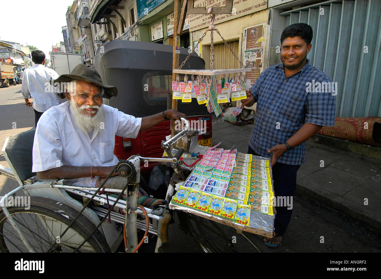 Colombo alte Mann Lotto spielen Lotto SriLanka Stockfoto