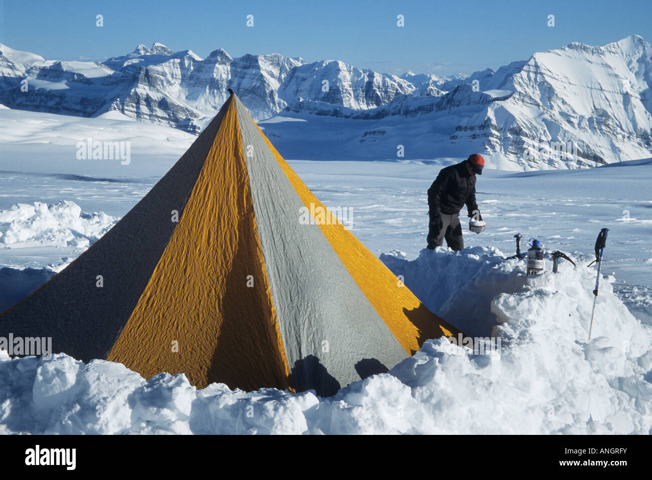 Skifahrer, die Einrichtung von Camp am Columbia Icefields, Jasper Nationalpark, Alberta, Kanada Stockfoto