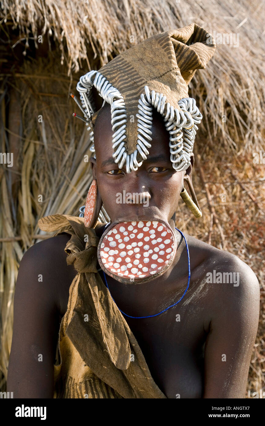 Mursi-Frau mit Lehm Lippe Platte, Mursi Hills, Mago Nationalpark, unteren Omo-Tal, Äthiopien Stockfoto