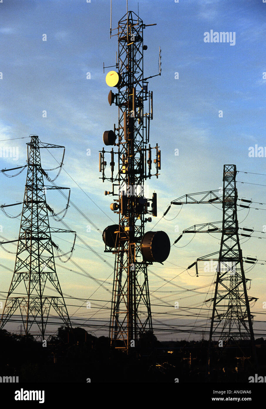 Mobilfunk-Mast neben der A120 LKW Straße, Braintree, Essex UK Stockfoto