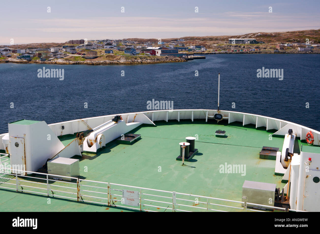 Der Bogen von der Marine Atlantic-Fähre gelangt der M/V Karibu als es in Port Aux Basken, Neufundland von North Sydney, Nova Stockfoto