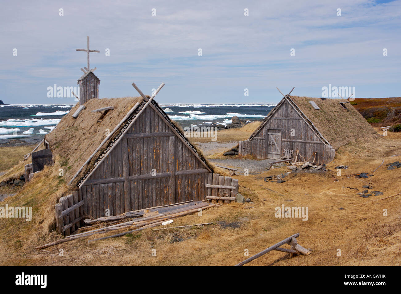 Neu erstellt Hütten und den Gebäuden der Norstead Viking Website (ein Wikinger Seehandel) Backdropped von Packeis im Hafen, Vikin Stockfoto