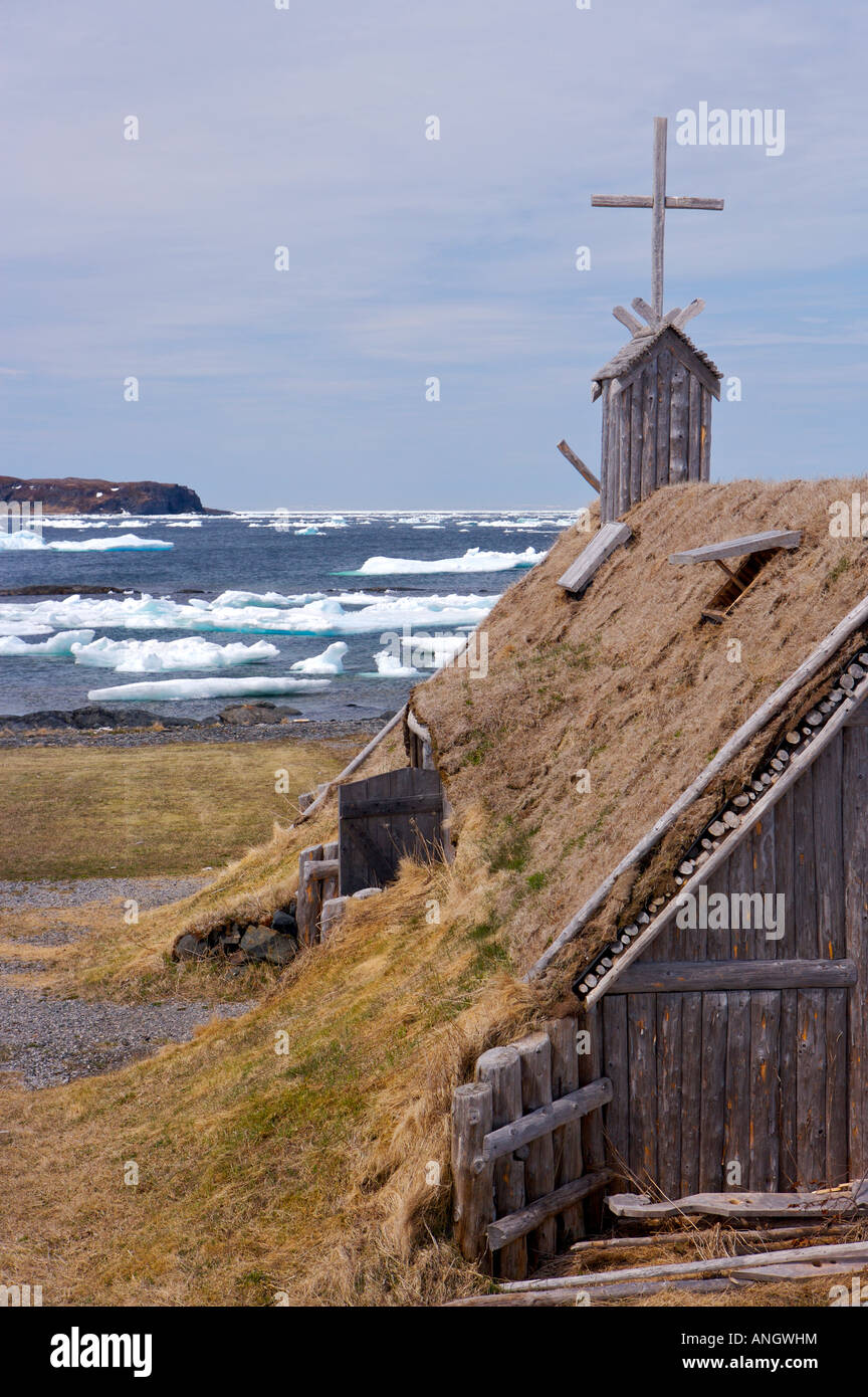 Neu erstellt Hütten und den Gebäuden der Norstead Viking Website (ein Wikinger Seehandel) Backdropped von Packeis im Hafen, Vikin Stockfoto