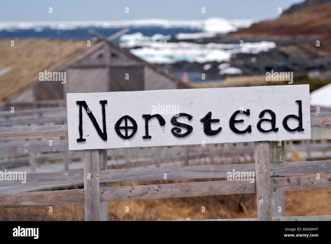 Melden Sie sich am Eingang zum Norstead Viking Website (ein Wikinger Seehandel) Backdropped von Packeis im Hafen, Viking Trail, Stockfoto