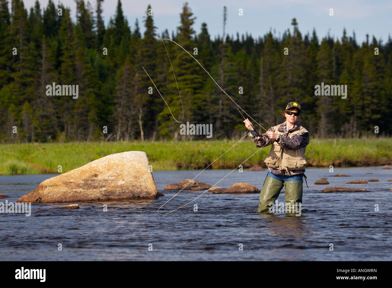 Frau Fliegenfischen in Salmon River in der Nähe der Stadt Main Brook, Viking Trail, Great Northern Peninsula, Neufundland & Labrador, Stockfoto