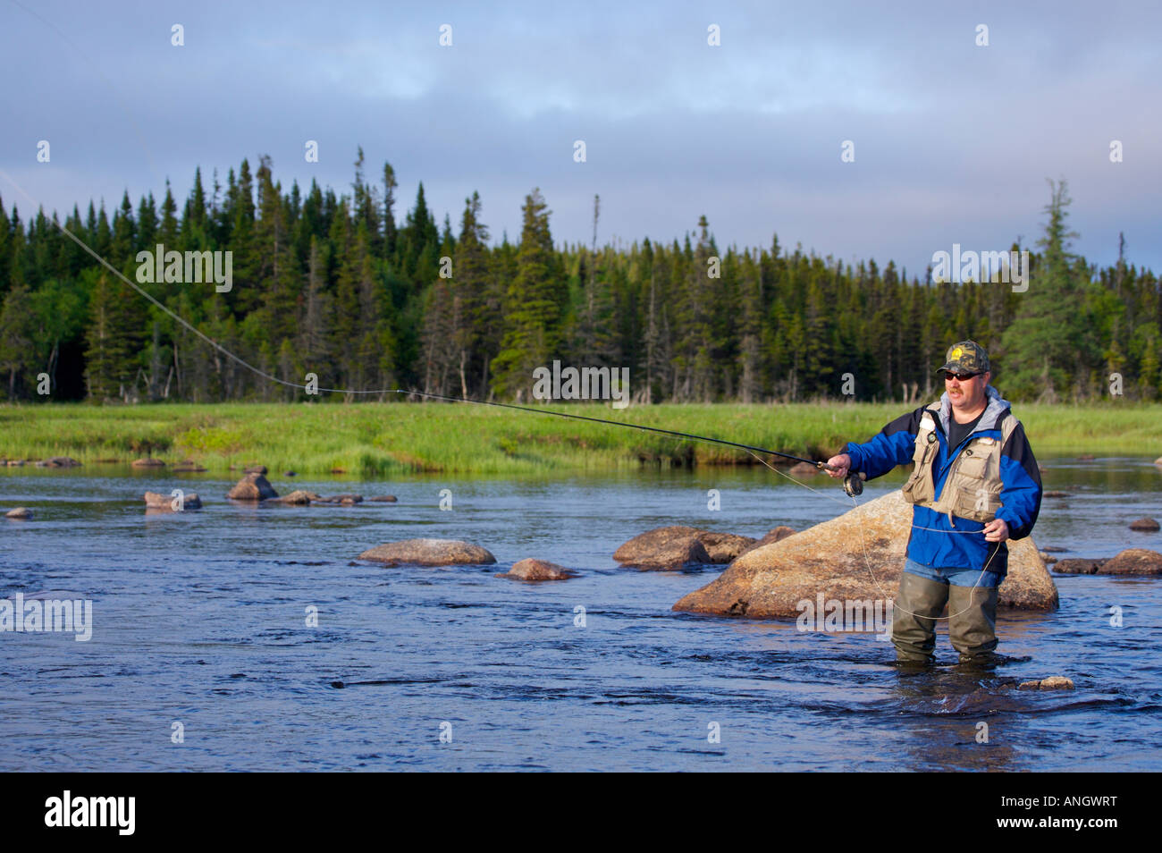 Mann-Fliegenfischen in Salmon River nahe der Stadt von Main Brook, Viking Trail, Great Northern Peninsula, Neufundland & Labrador. Stockfoto