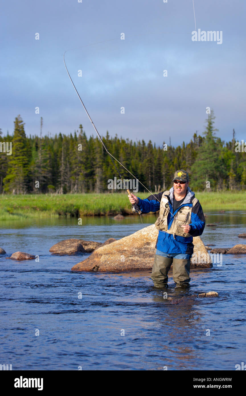 Mann-Fliegenfischen in Salmon River nahe der Stadt von Main Brook, Viking Trail, Great Northern Peninsula, Neufundland & Labrador. Stockfoto