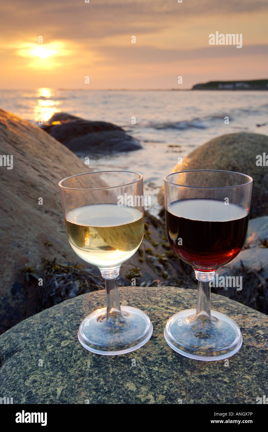 Die felsige Küste des Green Point und Weingläser bei Sonnenuntergang, Gros Morne National Park, UNESCO-Weltkulturerbe, Viking Trai Stockfoto