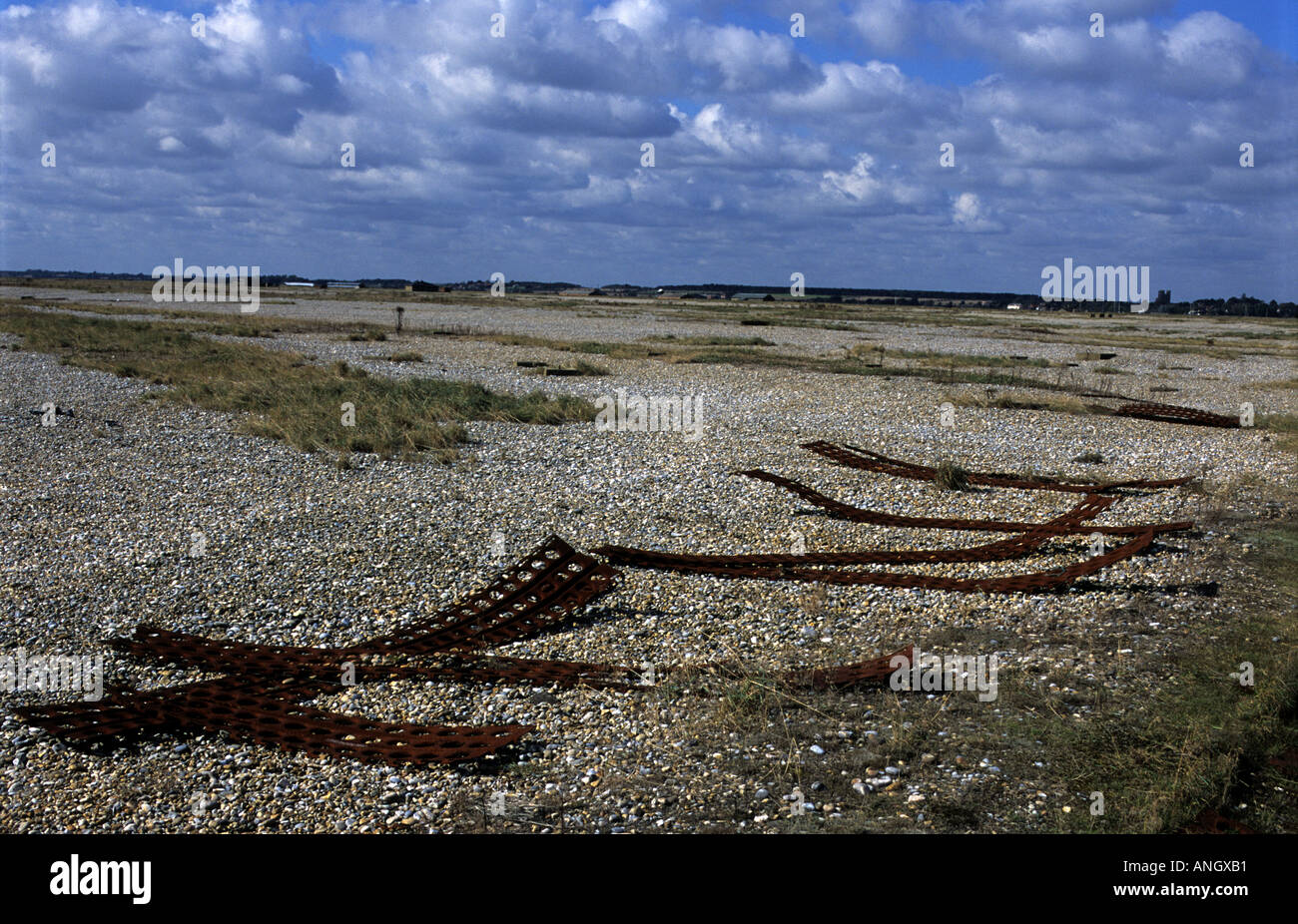 Trümmer von Tests an Komponenten des nuklearen Waffen lag am Strand von Orford Ness in Suffolk. Stockfoto