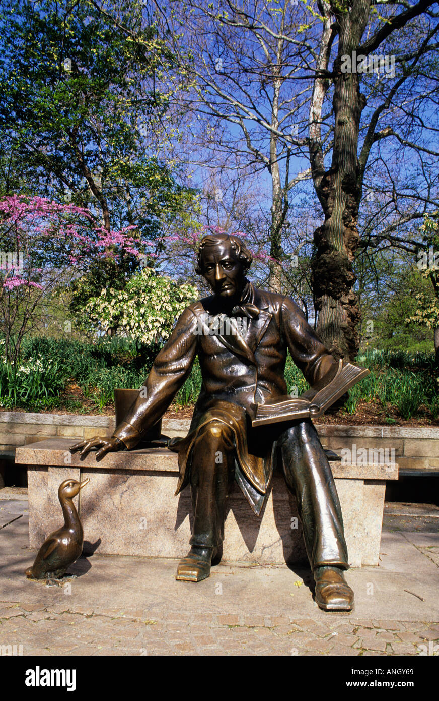 USA New York City Central Park Statue des Hans Christian Andersen lesen Geschichten im Frühjahr Stockfoto