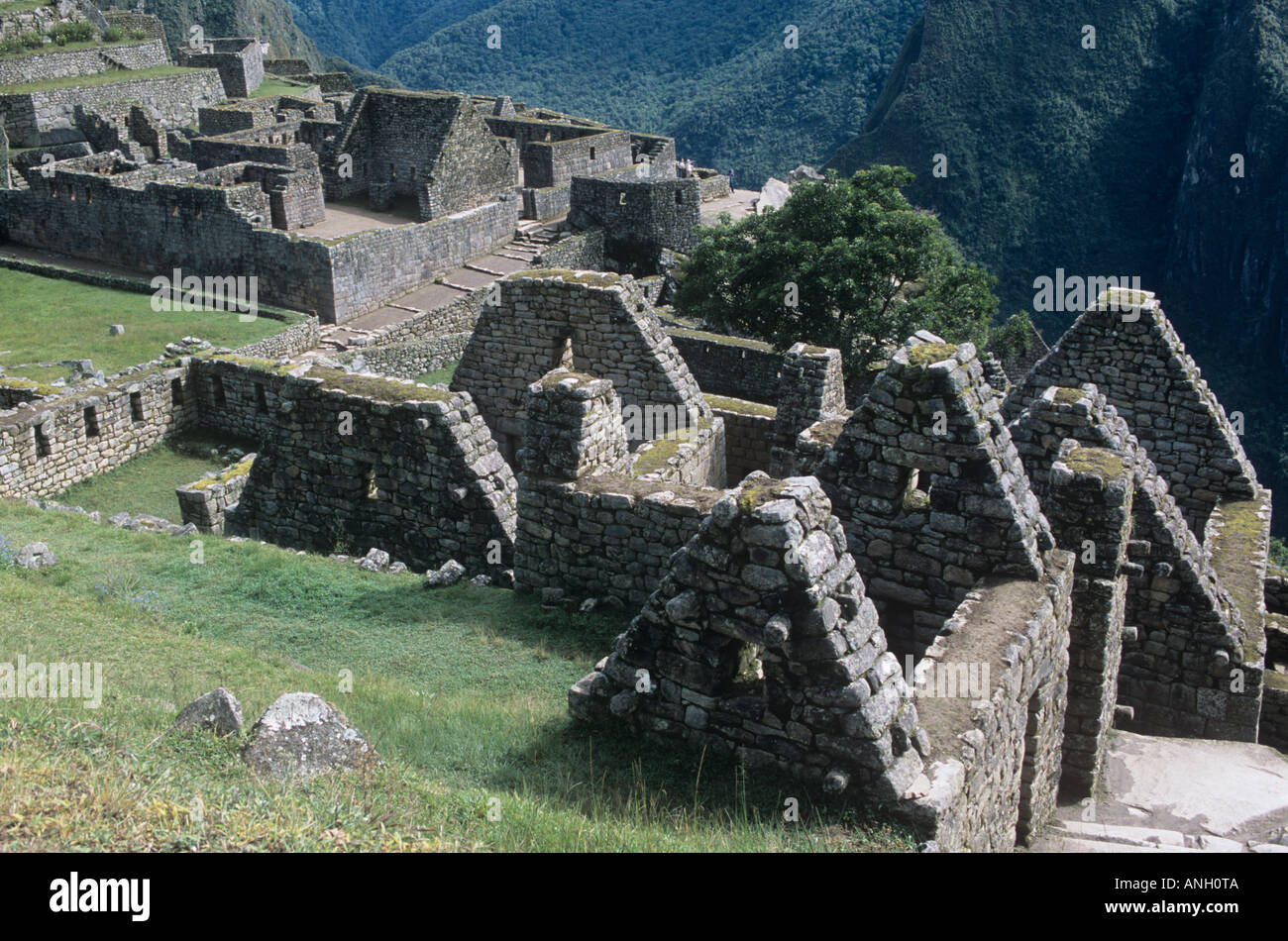 Die Inkas Mauerwerk Fähigkeiten sind noch spürbar in den prächtigen Ruinen von Machu Picchu, die Heilige Stadt, eingebettet in Perus Bergwelt Stockfoto