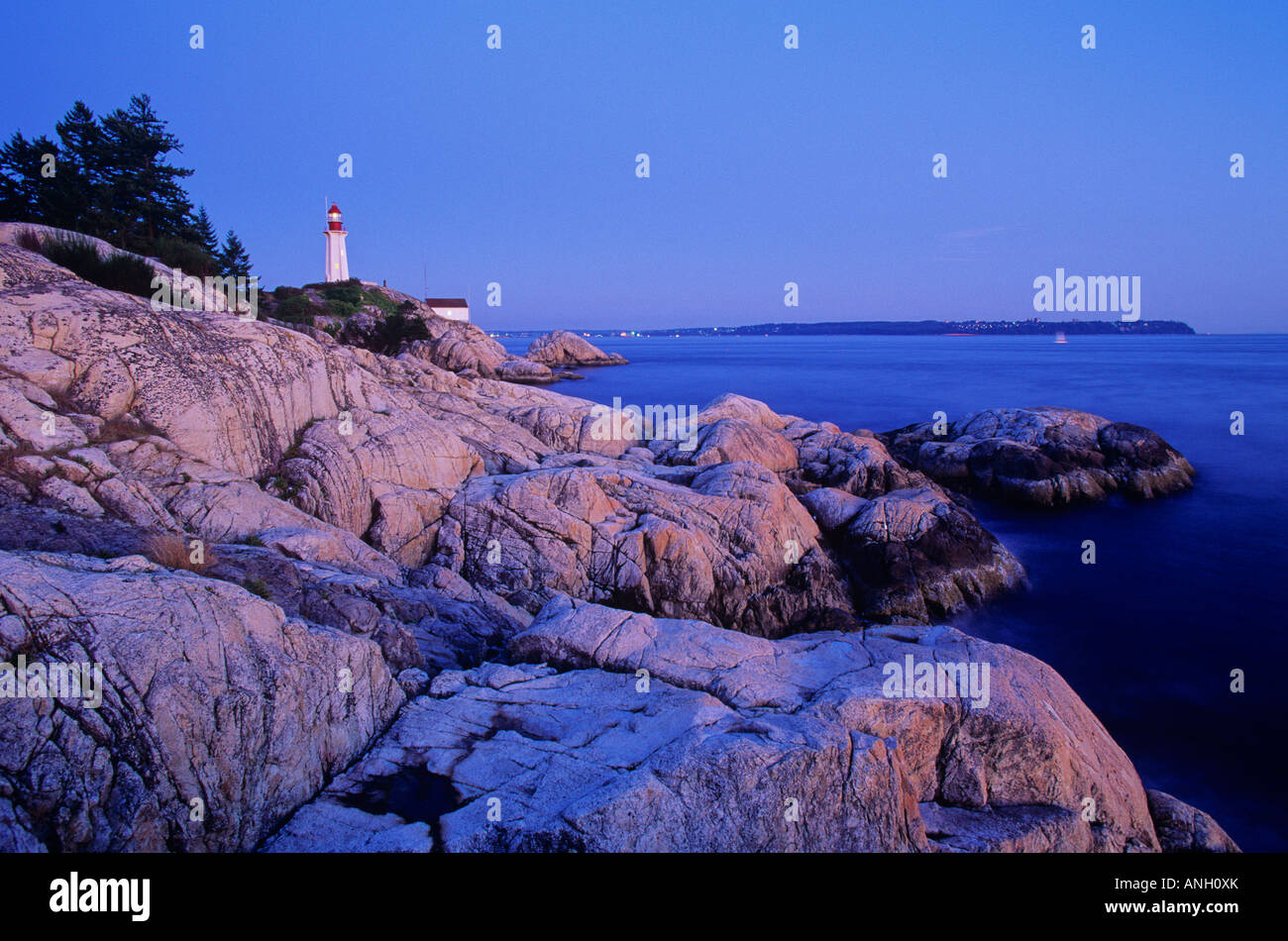 Lighthouse Point Atkinson führt Seeleute in Vancouver Harbour, Lighthouse Park, Westvancouver, Britsh Columbia, Kanada. Stockfoto