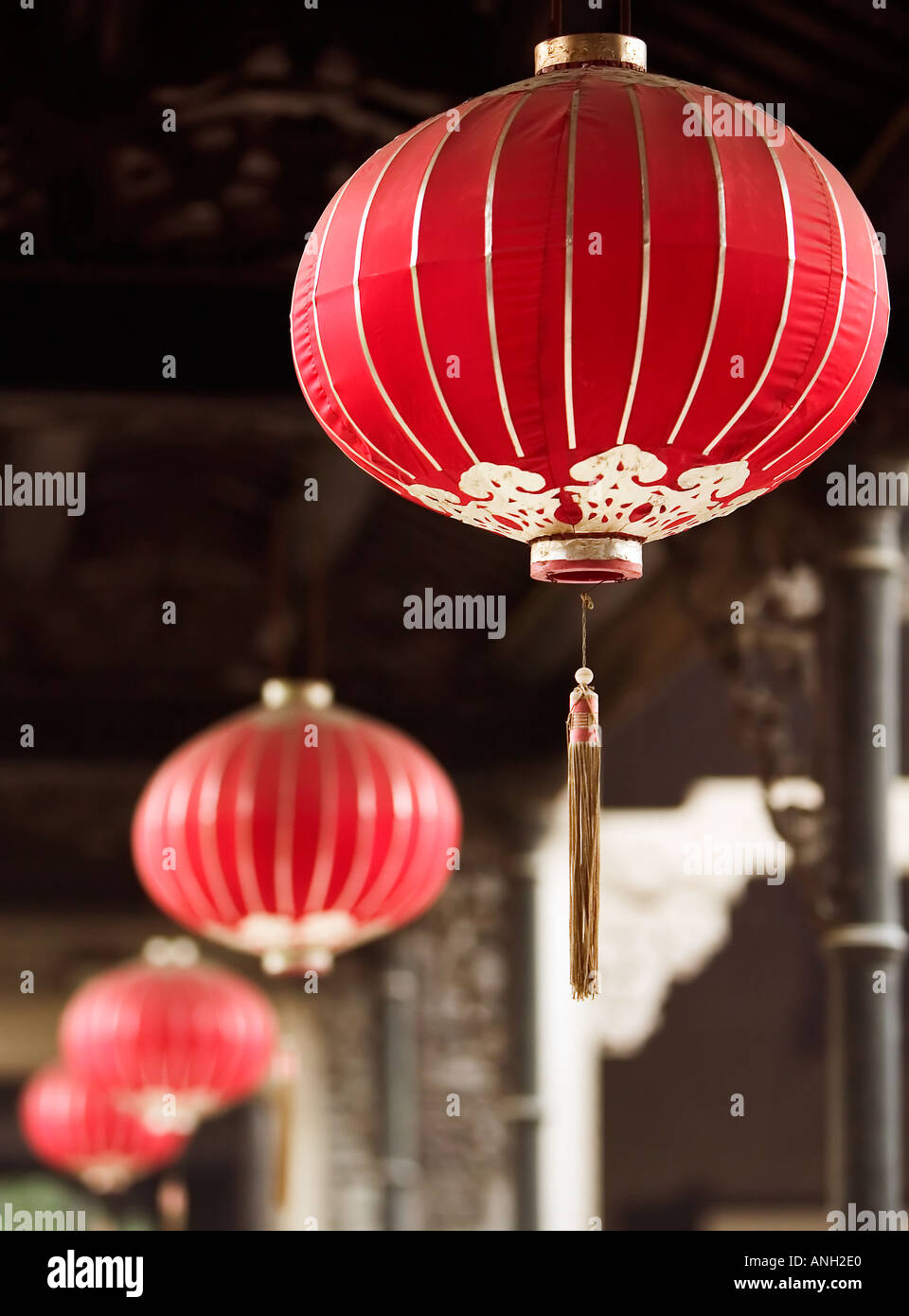 Rote Lampions mit goldenen Quasten in einem Tempel Guangzhou, China