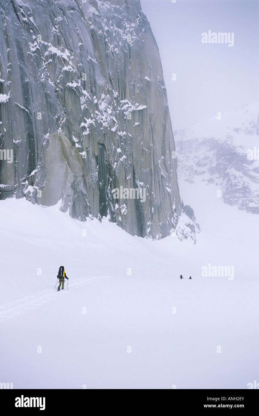 Backcountry Skifahrer unter Snowpatch Spire, Bugaboos, Britisch-Kolumbien, Kanada. Stockfoto