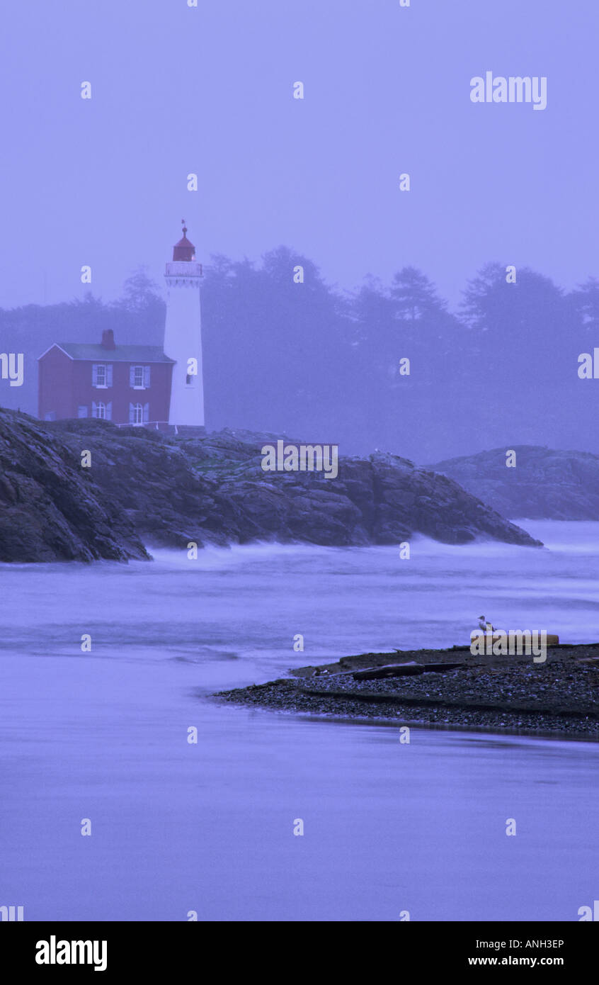 Fisgard Leuchtturm in Twilight, Fort Rodd Hill National Historic Site, Victoria, Britisch-Kolumbien, Kanada. Stockfoto