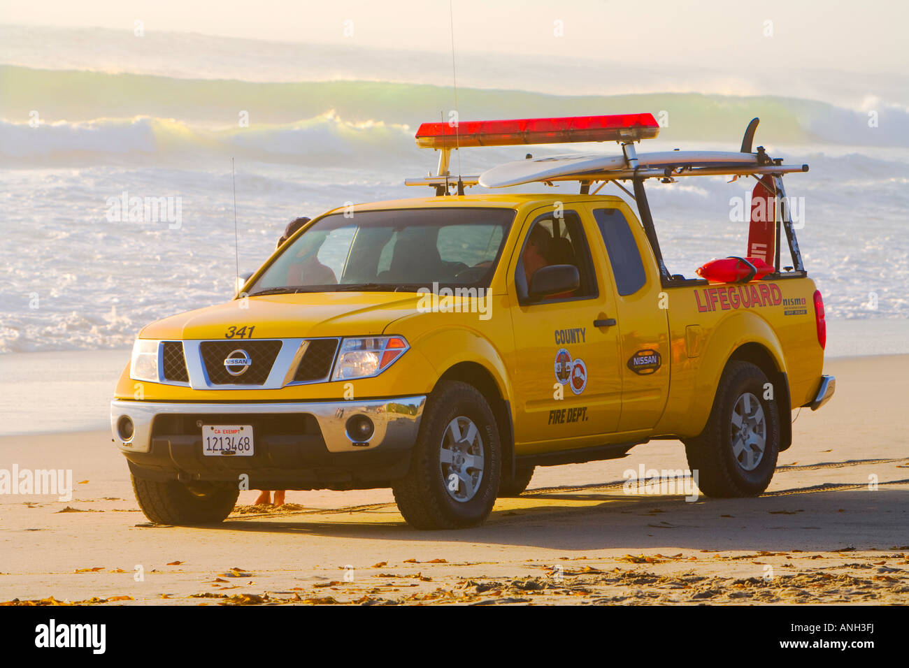 Los Angeles County Rettungsschwimmer beobachten große Wellen bei Zuma Beach Malibu Los Angeles County California USA Herr Stockfoto