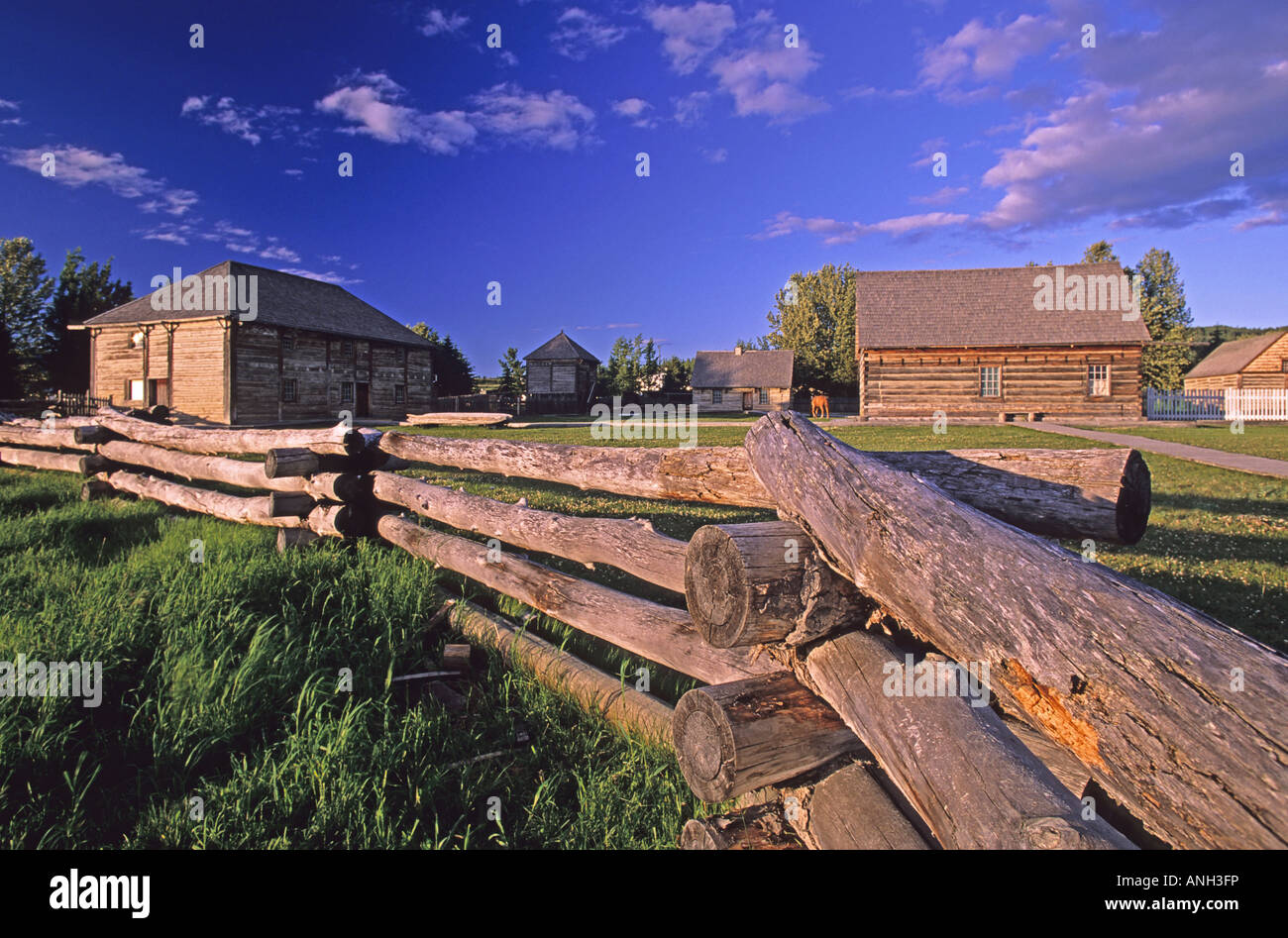 Fort St James National Historic Site Ausserhalb Der Hudson Bay Company Warehouse Fell Gemischtwarenladen Erbaut Im Jahre 1888 British Colum Stockfotografie Alamy