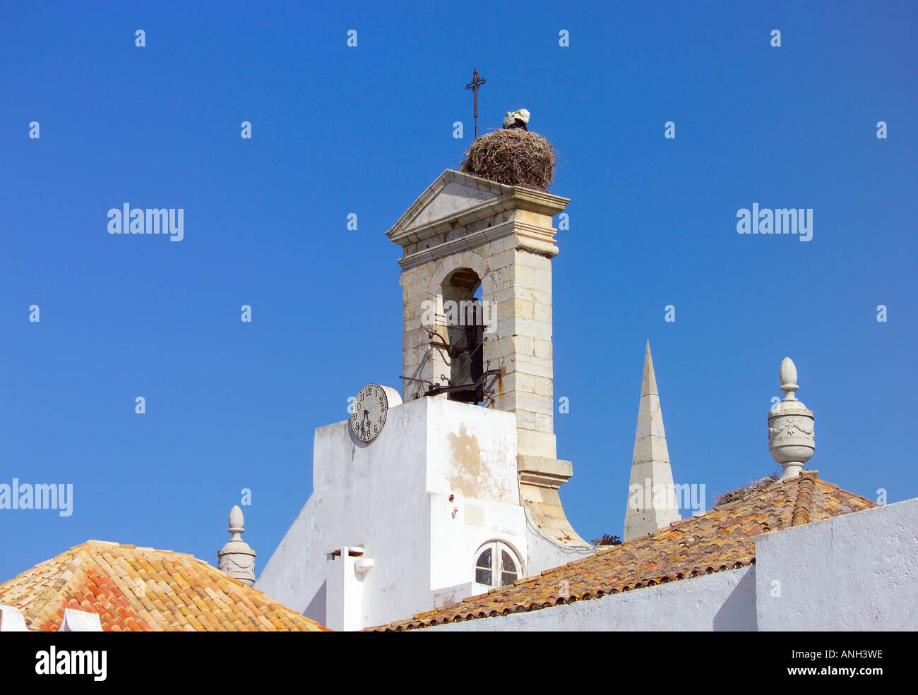 Arco da Vila mit Störche Nest, Faro, Algarve Portugal Stockfoto