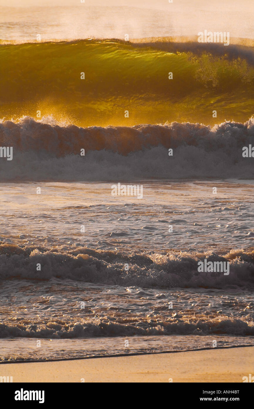 Große Wellen bei Zuma Beach Malibu Los Angeles County Kalifornien Vereinigte Staaten Stockfoto