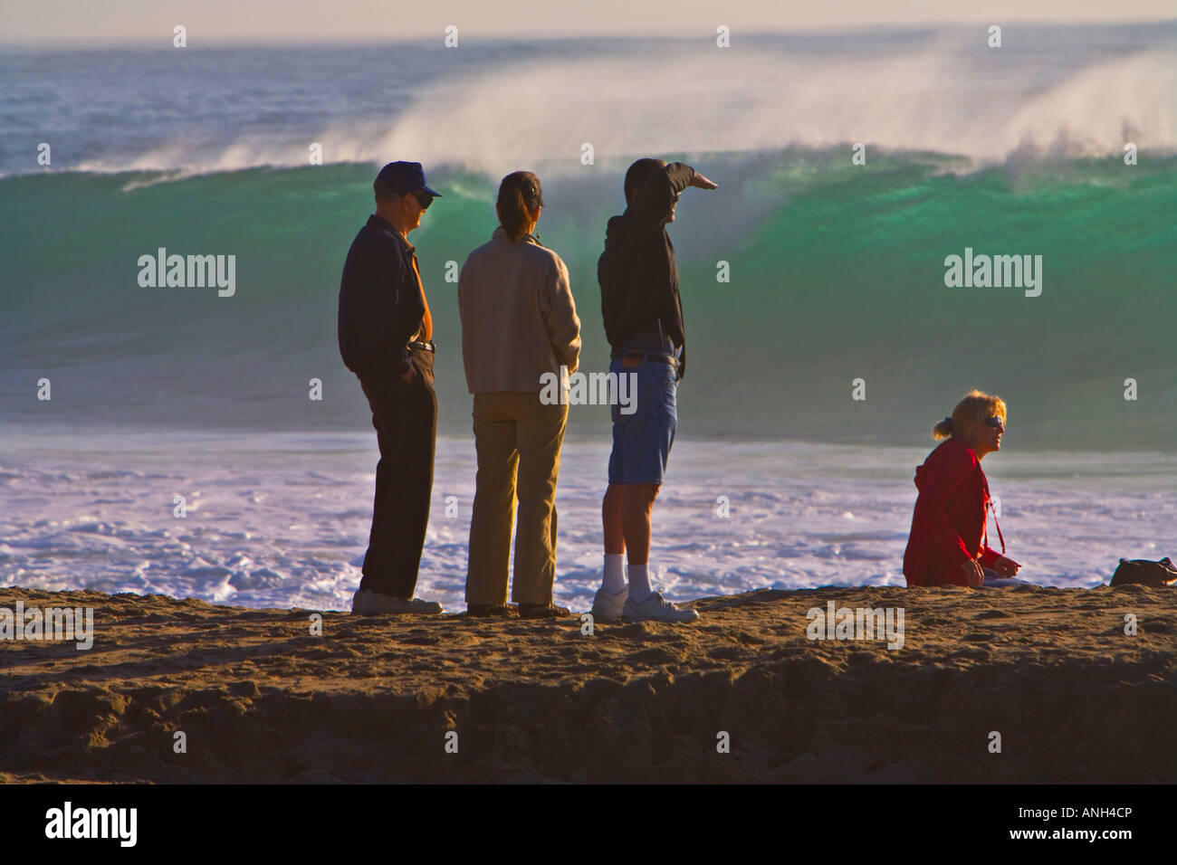 Menschen beobachten große Wellen bei Zuma Beach Malibu Los Angeles County Kalifornien Vereinigte Staaten Stockfoto