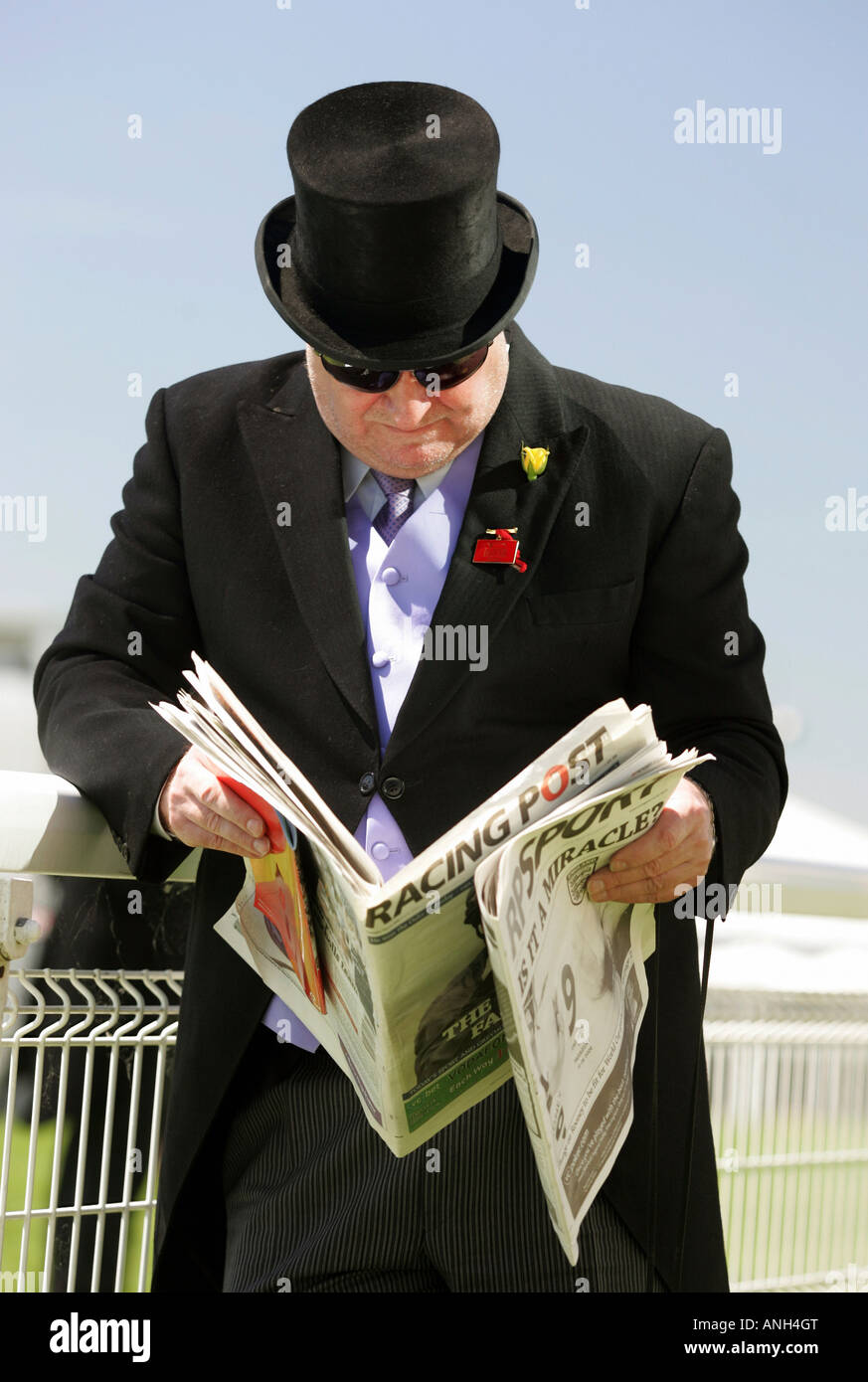 Mann bei Pferderennen, liest Racing Post, Epsom, Großbritannien Stockfoto