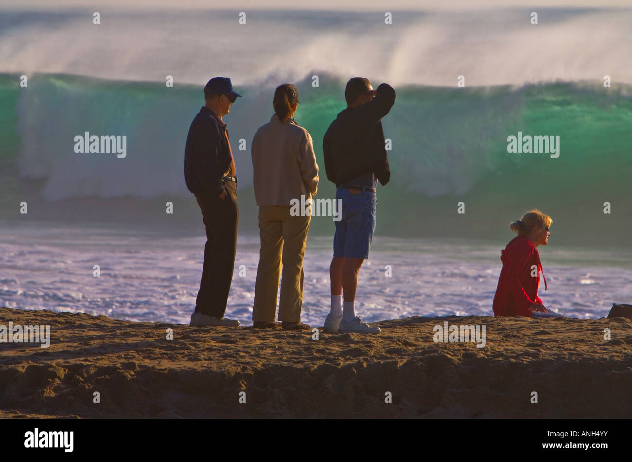 Menschen beobachten große Wellen bei Zuma Beach Malibu Los Angeles County Kalifornien Vereinigte Staaten Stockfoto