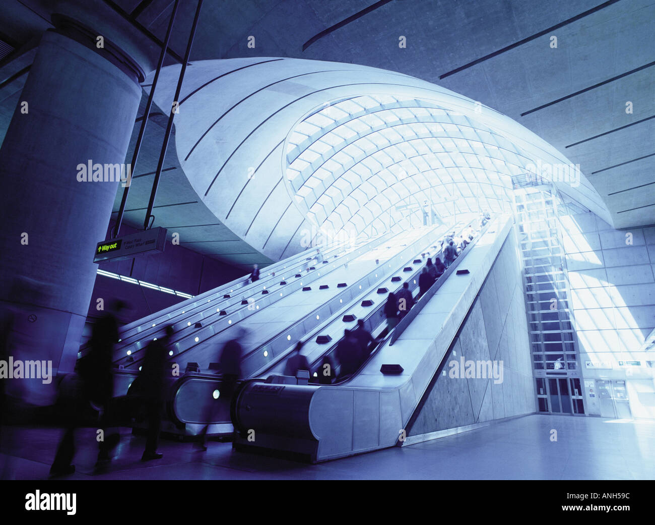 Canary Wharf U-Bahn-Station während der Hauptverkehrszeit Stockfoto