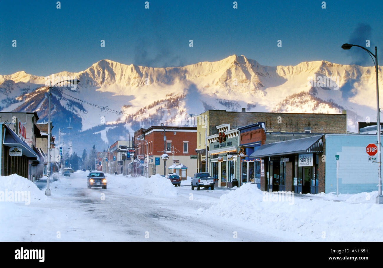 Ansicht der Second Avenue (Victoria Avenue) Fernie Alpine Resort und Eidechse im Hintergrund, Fernie, Britisch-Kolumbien, Kanada. Stockfoto