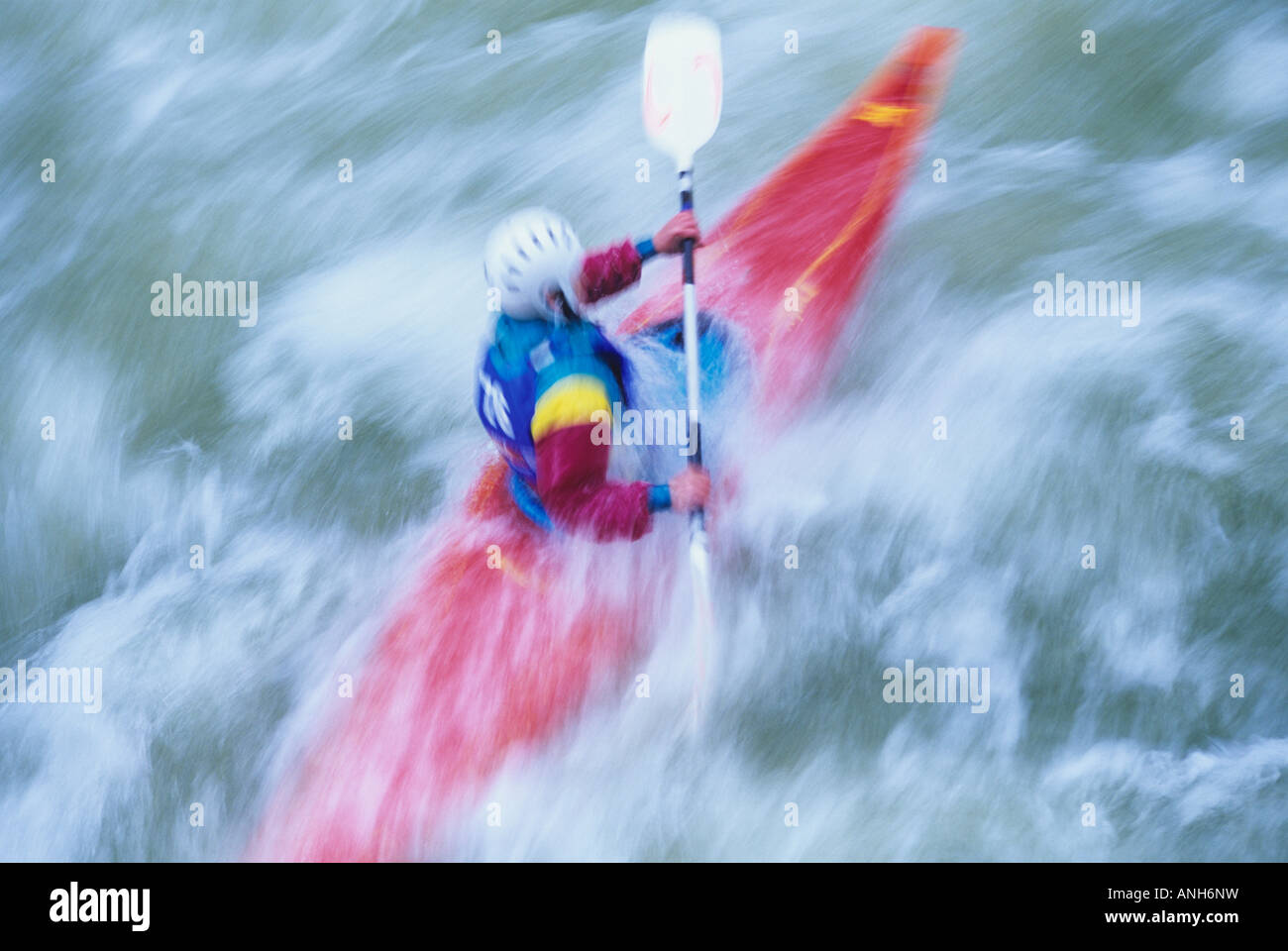 Wildwasser-Kajakfahrer, Capilano River, West Vancouver, Britisch-Kolumbien, Kanada. Stockfoto