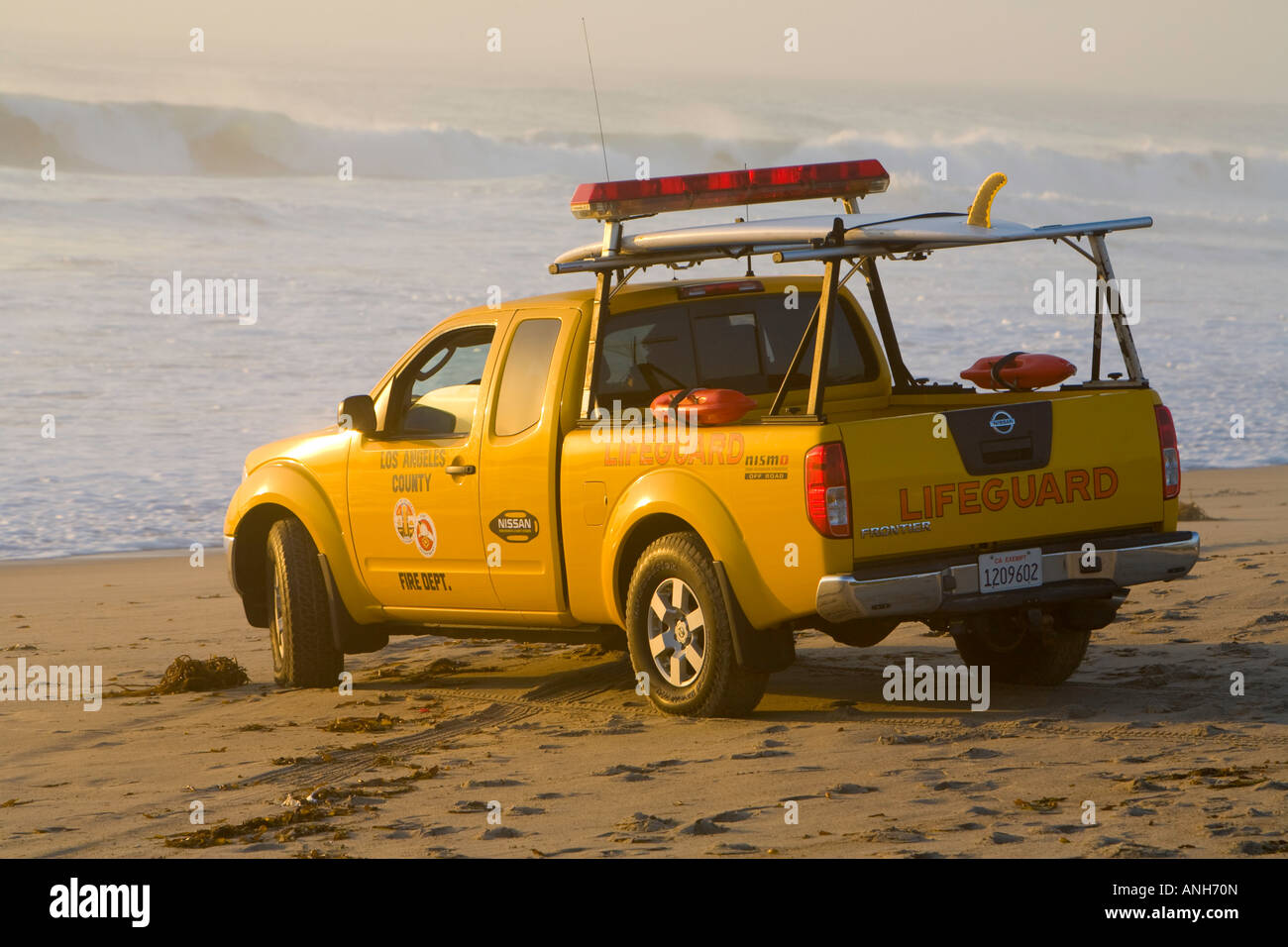 Los Angeles County Rettungsschwimmer beobachten große Wellen aus seinem LKW bei Zuma Beach Malibu Los Angeles County California USA Stockfoto