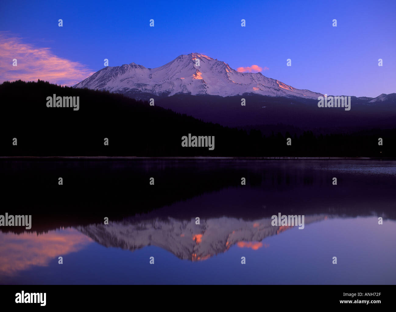 Sonnenaufgang am Mount Shasta vom See Siskiyou Stockfoto