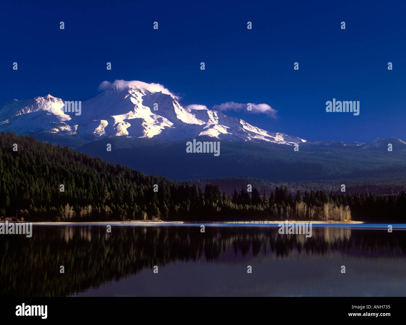 Die Morgensonne scheint auf Mount Shasta vom See Siskiyou Stockfoto