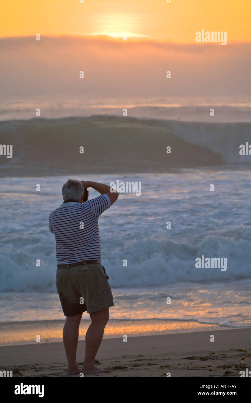 Mann Fotografieren große Wellen bei Zuma Beach Malibu Los Angeles County California USA Stockfoto