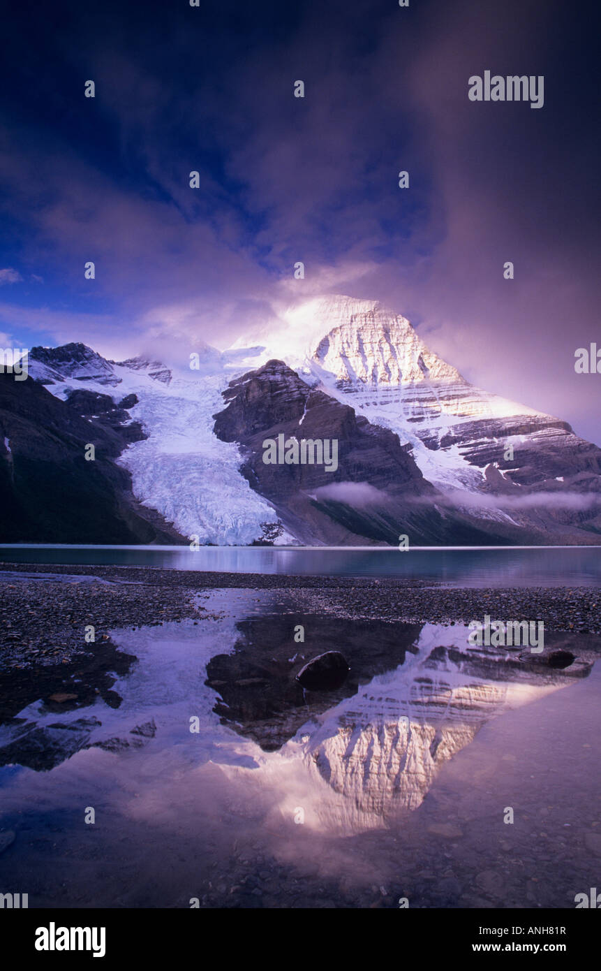 Berg-See im Morgengrauen: der Berg Gletscher stürzt sich die Nordwand des 3954metre/12969 ft Mount Robson, dem höchsten Gipfel in der Cana Stockfoto