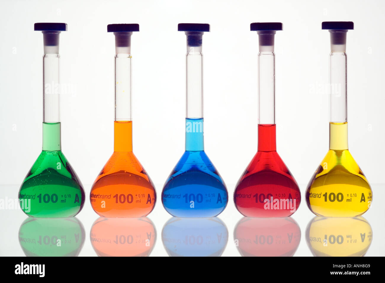 5 fünf chemische Fläschchen mit farbigen Flüssigkeiten Stockfoto
