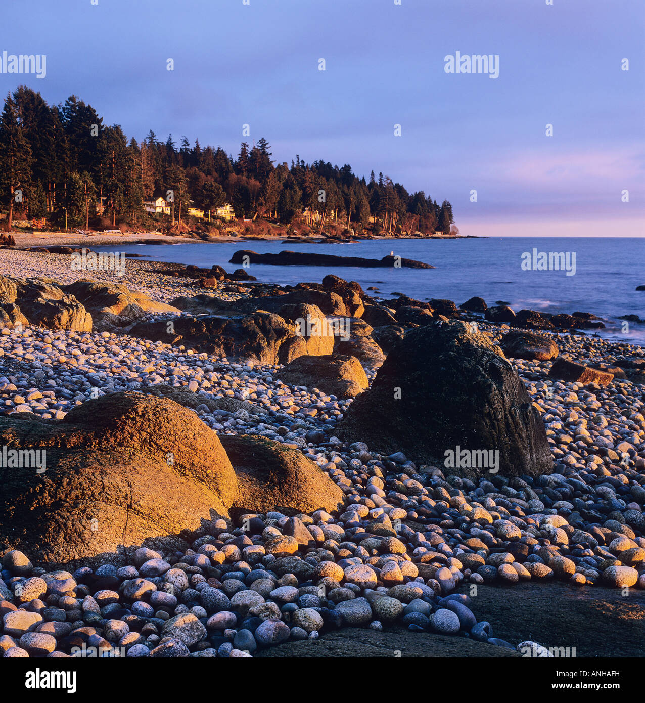 Flume Strandkabinen, Sonnenuntergang, Roberts Creek, Sunshine Coast, British Columbia, Kanada. Stockfoto