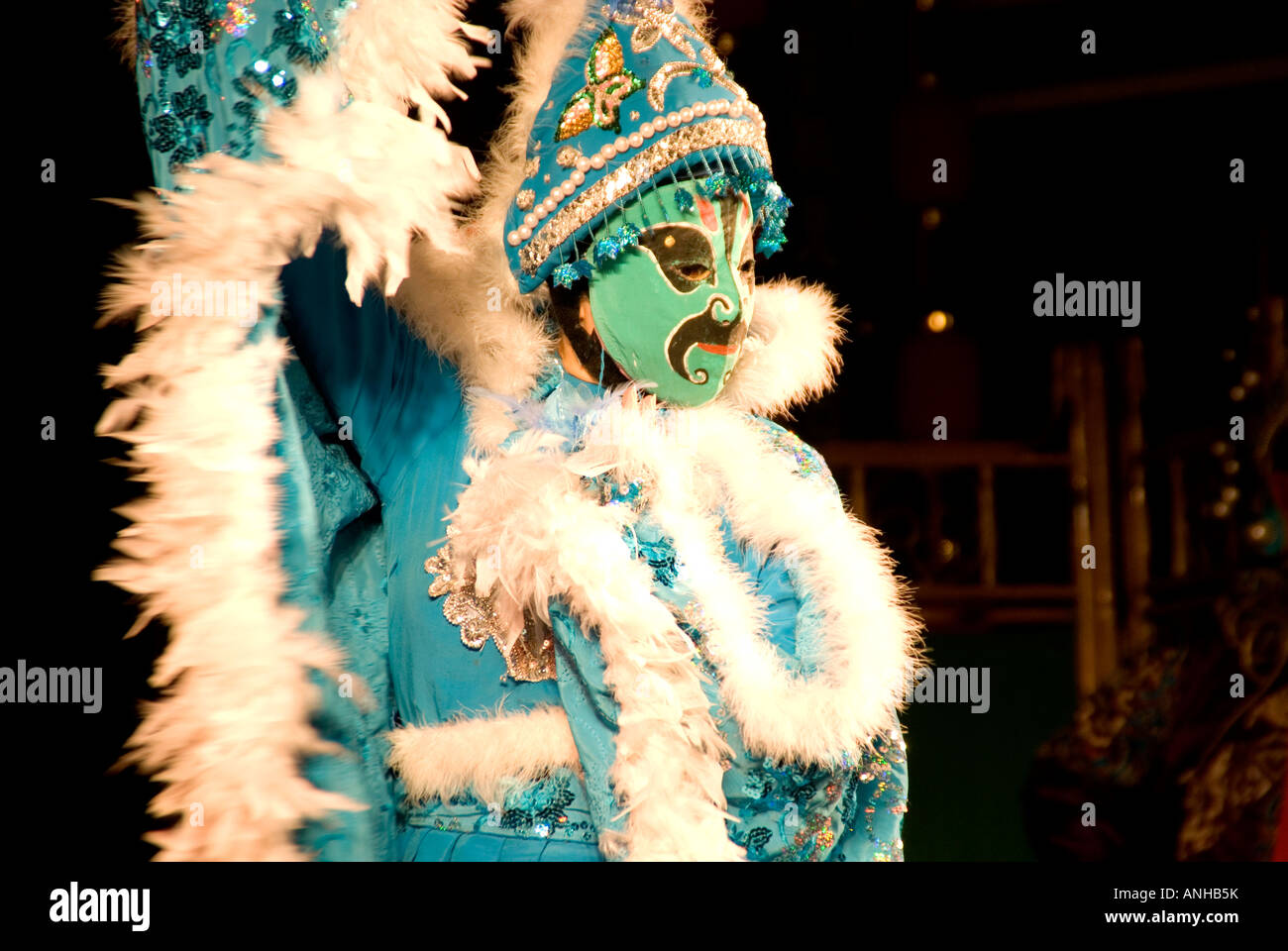 Eine theatralische Präsentation, in der eine dramatische Performance auf Musik eingestellt ist Stockfoto