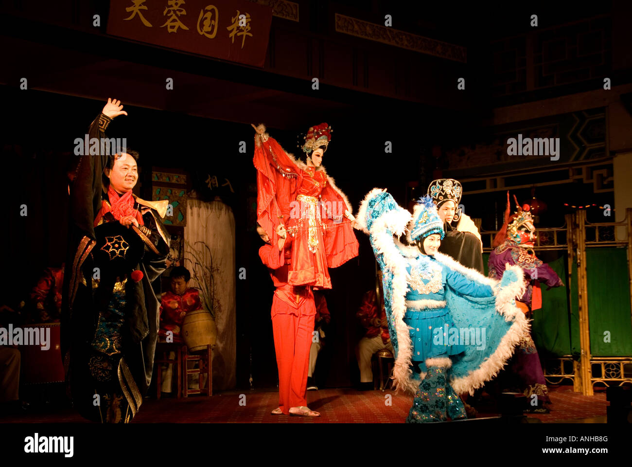 Eine theatralische Präsentation, in der eine dramatische Performance auf Musik eingestellt ist Stockfoto