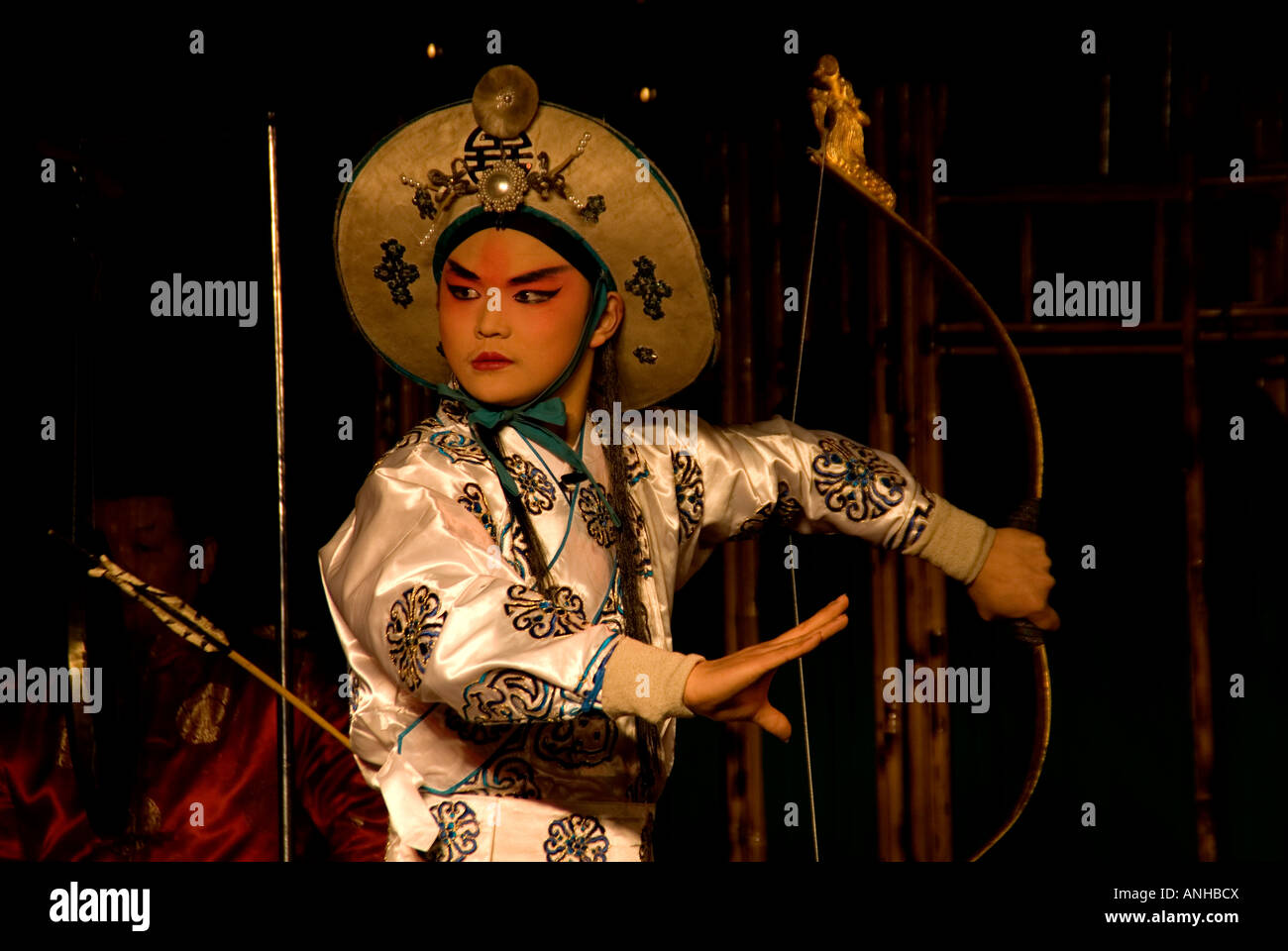 Eine theatralische Präsentation, in der eine dramatische Performance auf Musik eingestellt ist Stockfoto