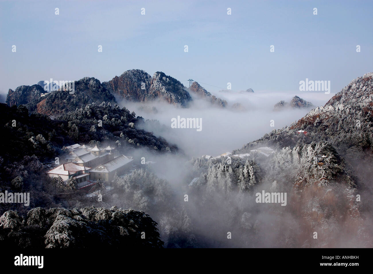 tief hängenden Wolken in Chinas Huang Shan Berg Stockfoto