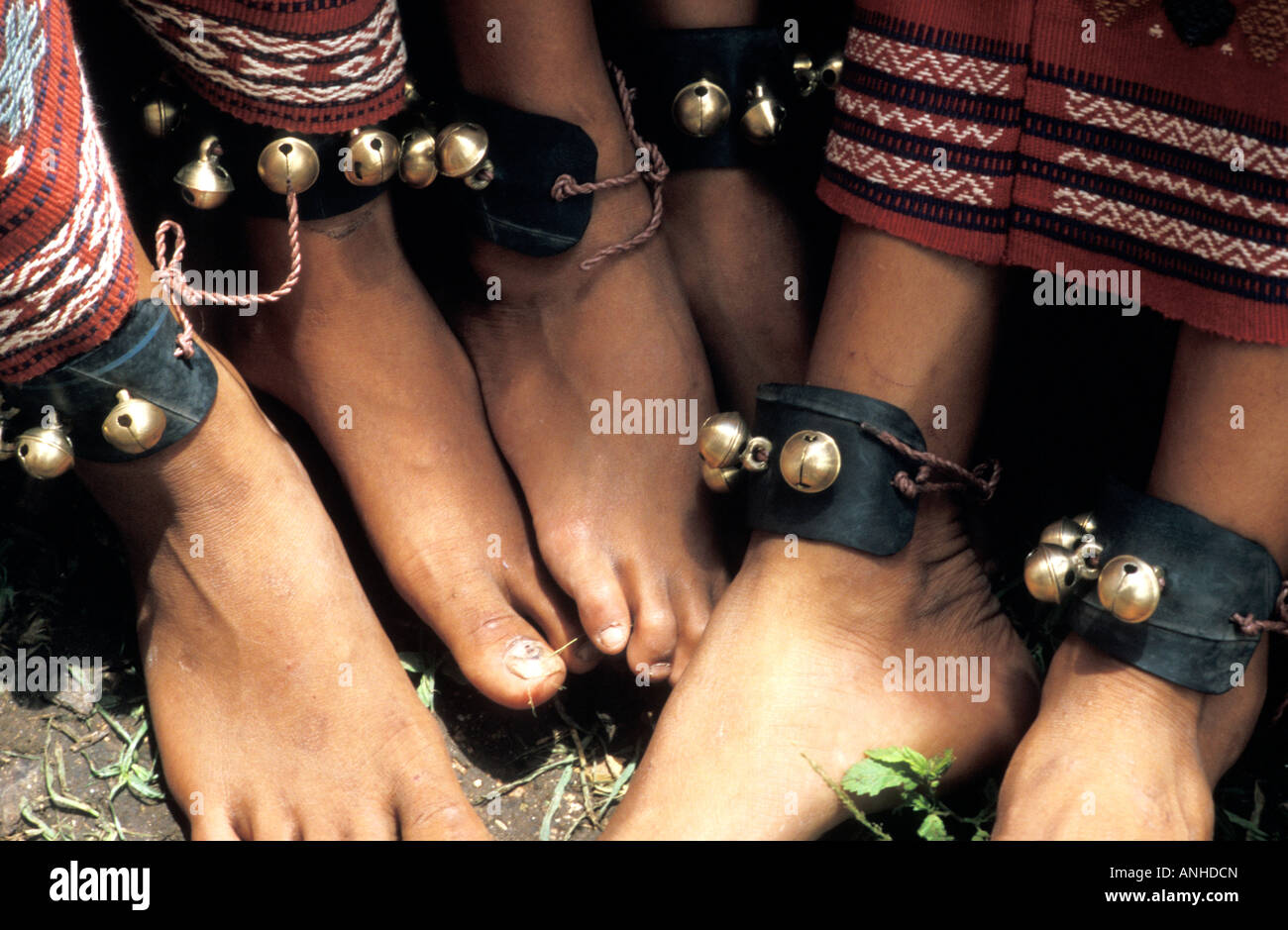 junge Tänzerinnen und Tänzer kulturelle Füße Ornamentik Sumba Hochzeit, Ost Sumba, Indonesien Stockfoto