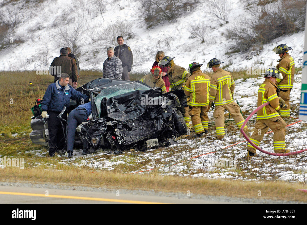 Feuerwehrleute kümmern sich um verletzte Crash-Opfer eines Kopfes auf Automobil Absturz Stockfoto