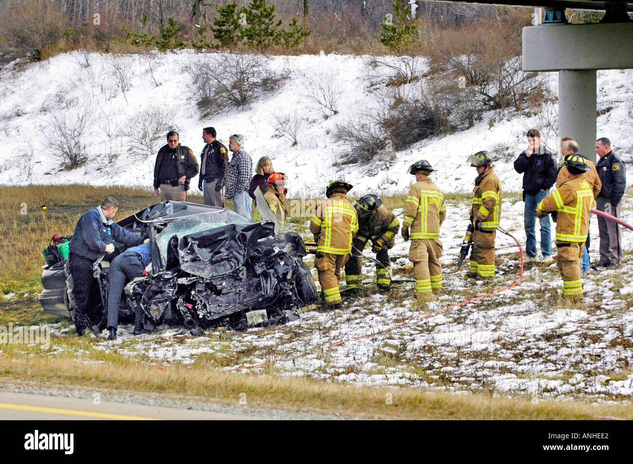 Feuerwehrleute kümmern sich um verletzte Crash-Opfer eines Kopfes auf Automobil Absturz Auto Autounfall Stockfoto