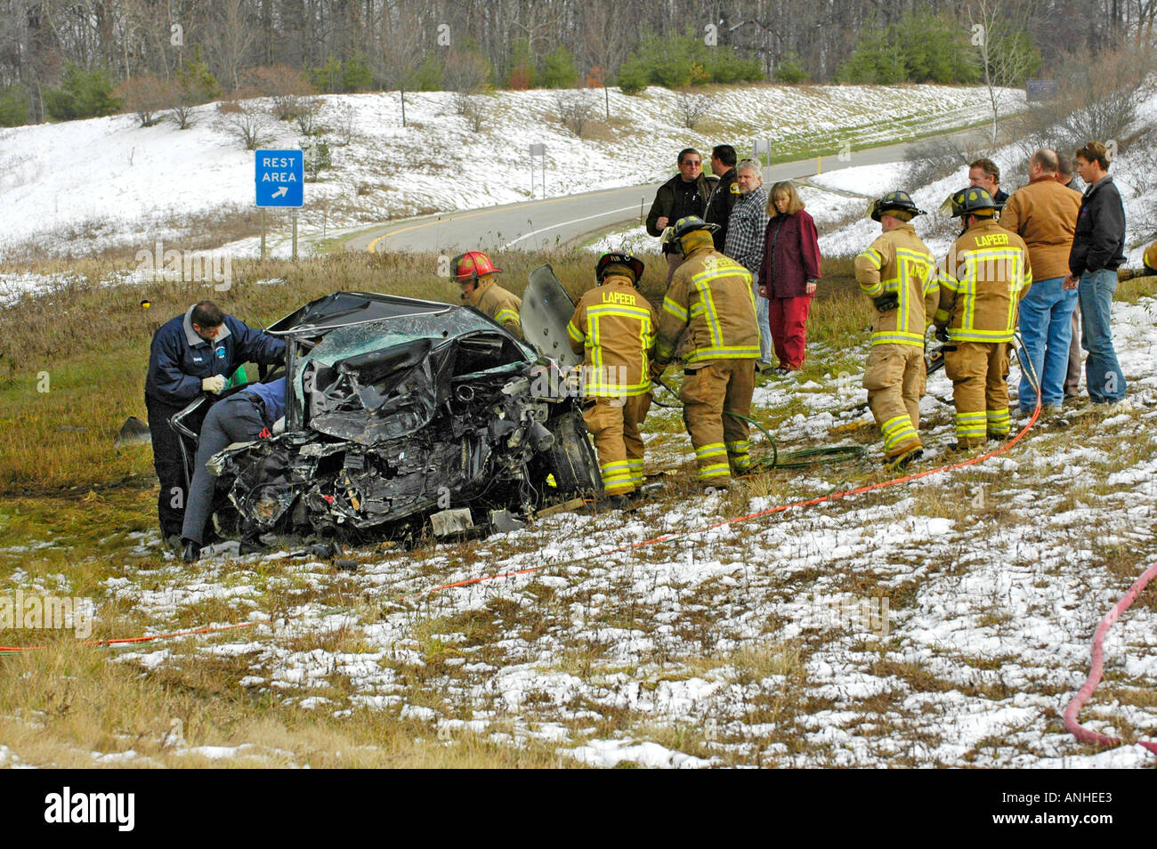 Feuerwehrleute kümmern sich um verletzte Crash-Opfer eines Kopfes auf Automobil Absturz Stockfoto