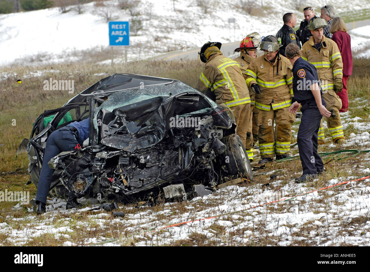 Feuerwehrleute kümmern sich um verletzte Crash-Opfer eines Kopfes auf Automobil Absturz Stockfoto