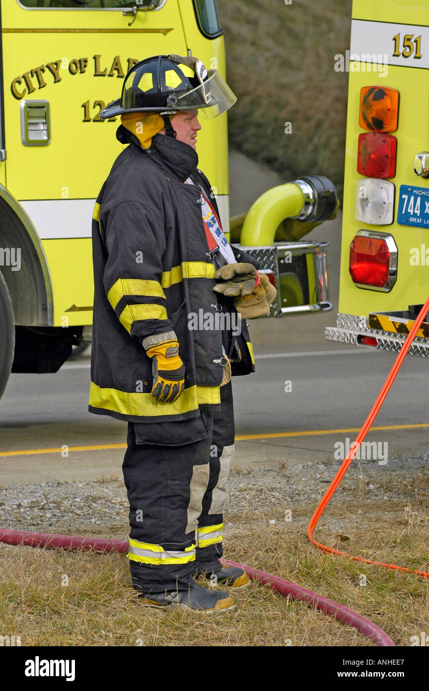 Feuerwehrleute kümmern sich um verletzte Crash-Opfer eines Kopfes auf Automobil Absturz Stockfoto